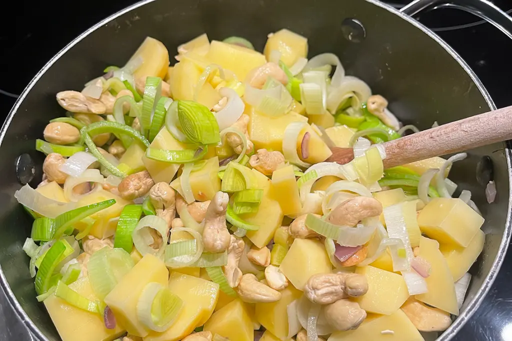 Vegane Käse-Kartoffel-Lauch-Suppe mit Räuchertofu-Topping