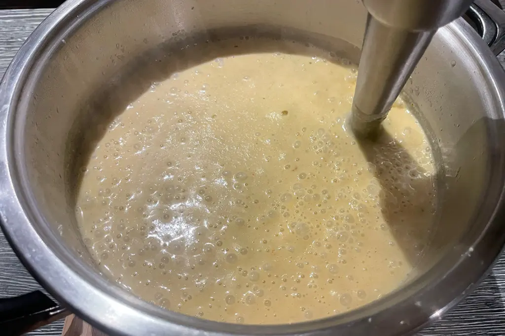 Vegane Käse-Kartoffel-Lauch-Suppe mit Räuchertofu-Topping