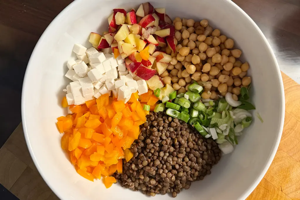 Linsensalat mit Feta und Pfirsich