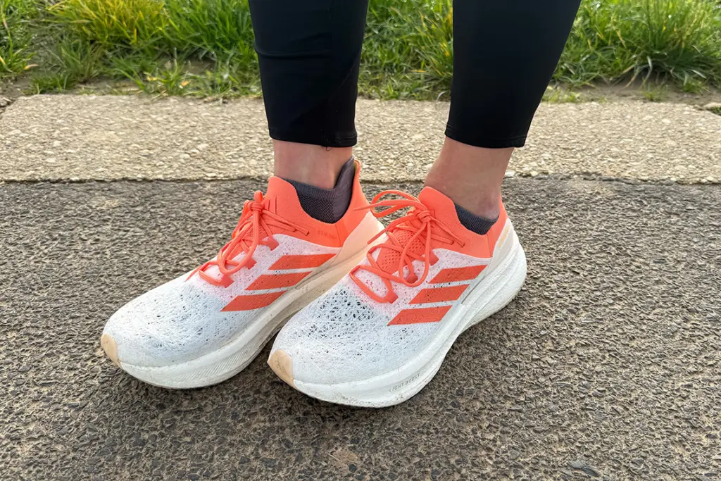 adidas UltraBoost 5 STRUNG angezogen